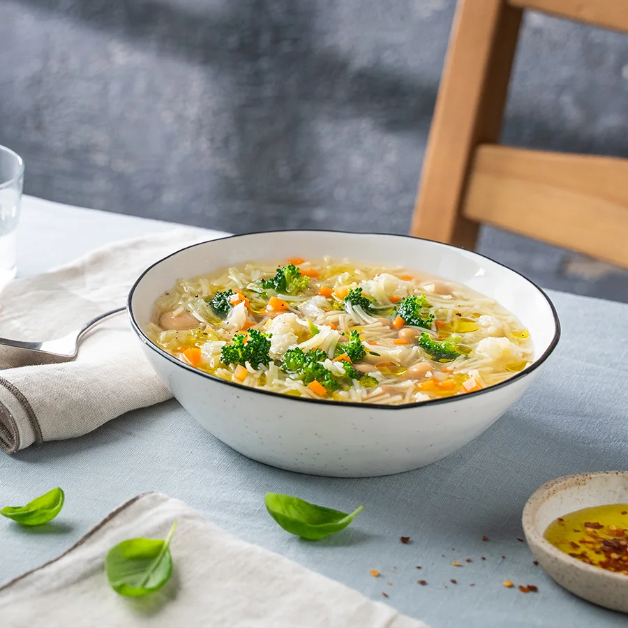 Minestra con filini aproteici Aminò, pasta senza proteine con verdure, piatto leggero per dieta ipoproteica